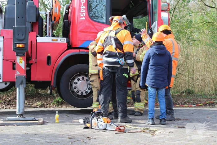 Woning zwaar beschadigd door omgewaaide boom