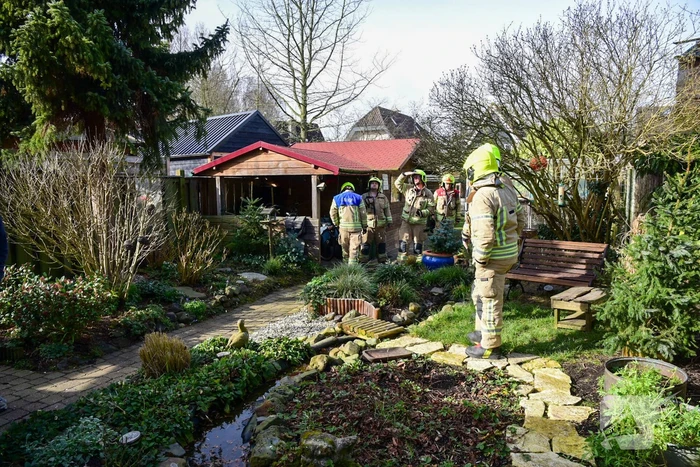 Grote boom dreigt om te waaien