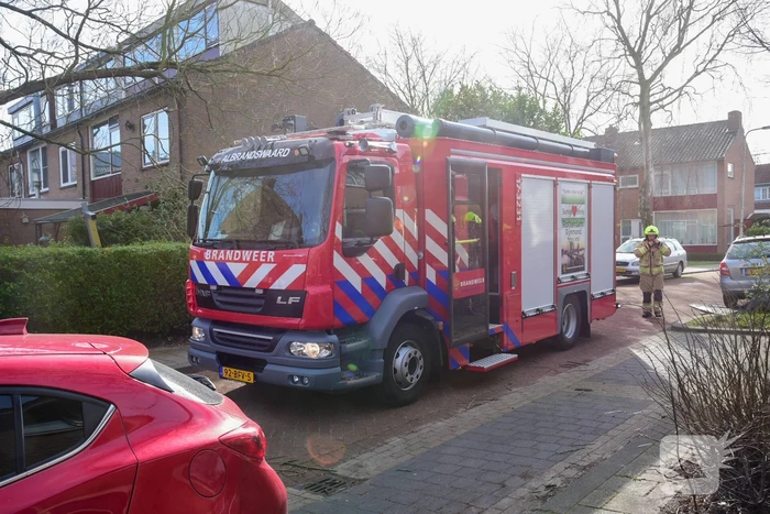 Grote boom dreigt om te waaien