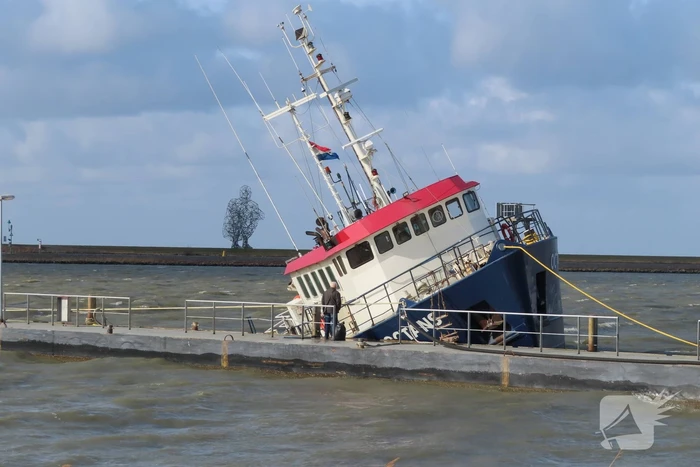 Schip losgeslagen door storm