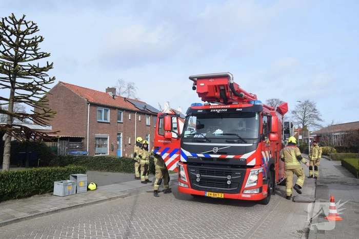 Brandweer ingezet voor losliggende dakpannen