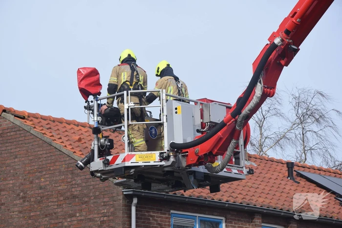 Brandweer ingezet voor losliggende dakpannen