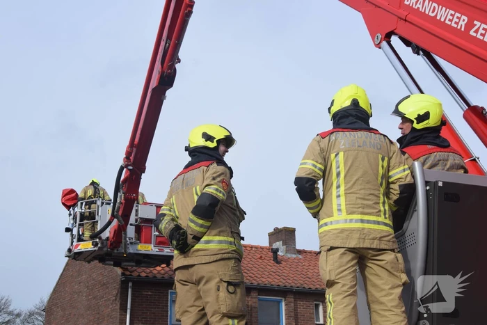 Brandweer ingezet voor losliggende dakpannen