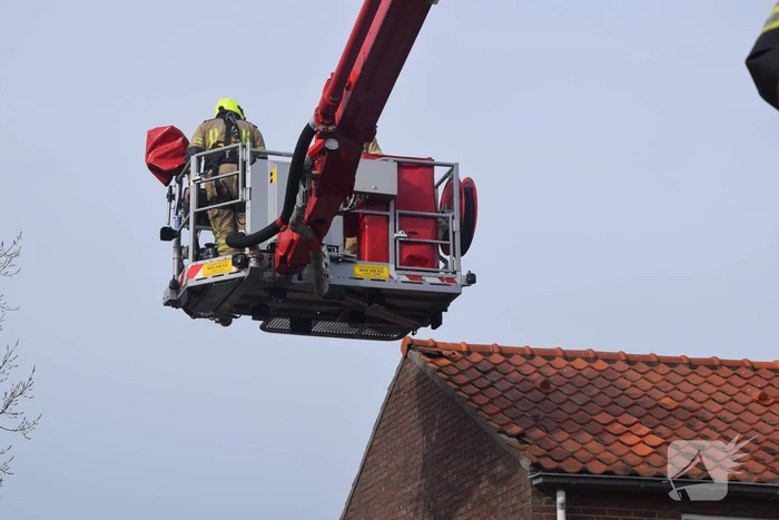 Brandweer ingezet voor losliggende dakpannen