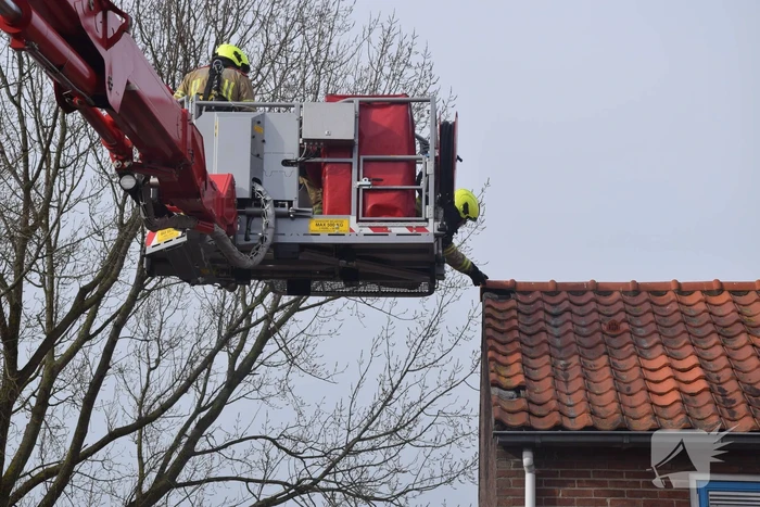 Brandweer ingezet voor losliggende dakpannen