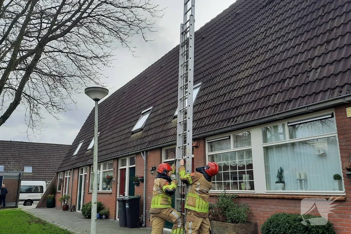 Brandweer plaatst dakpannen terug op woning