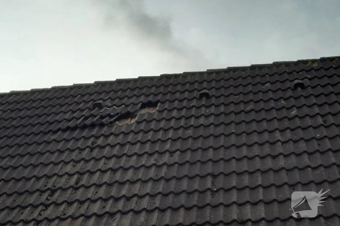 Brandweer plaatst dakpannen terug op woning