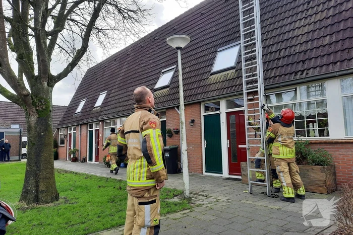 Brandweer plaatst dakpannen terug op woning