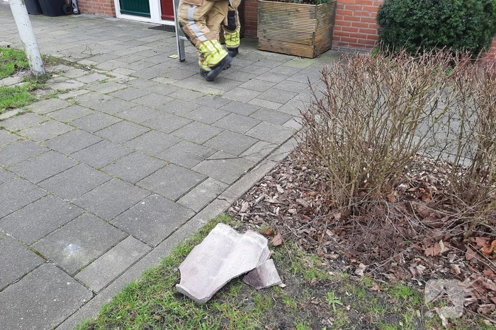 Brandweer plaatst dakpannen terug op woning