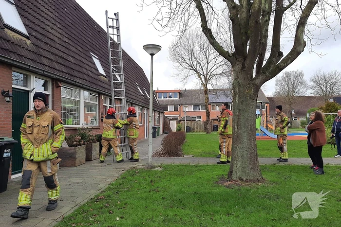 Brandweer plaatst dakpannen terug op woning