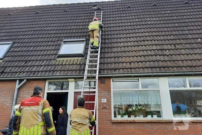Brandweer plaatst dakpannen terug op woning