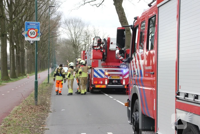 Brandweer verwijdert gevaarlijke hangende takken van bomen