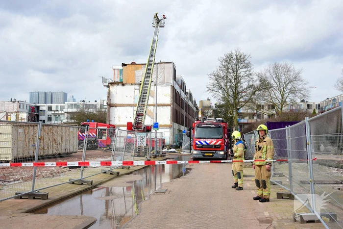 Flinke rookontwikkeling vanwege brand in slooppand