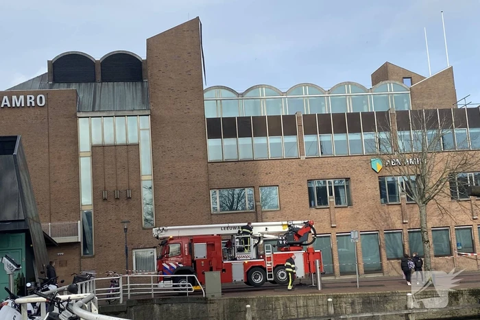 Brandweer verwijderd losgekomen dakbedekking