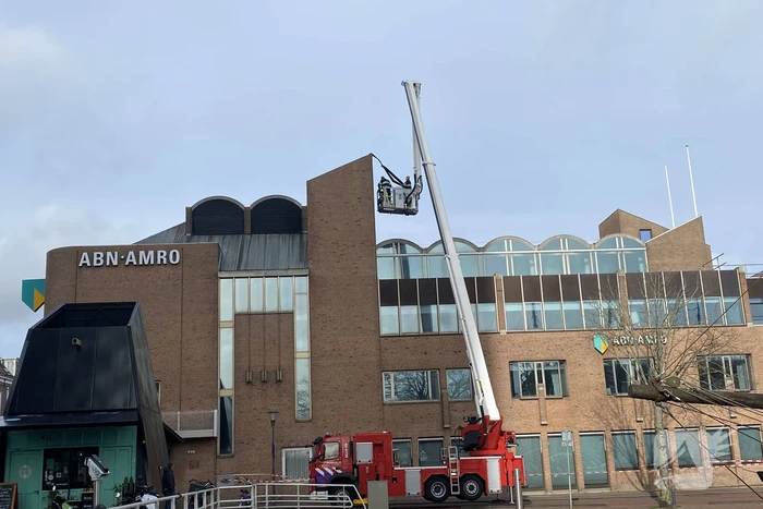 Brandweer verwijderd losgekomen dakbedekking