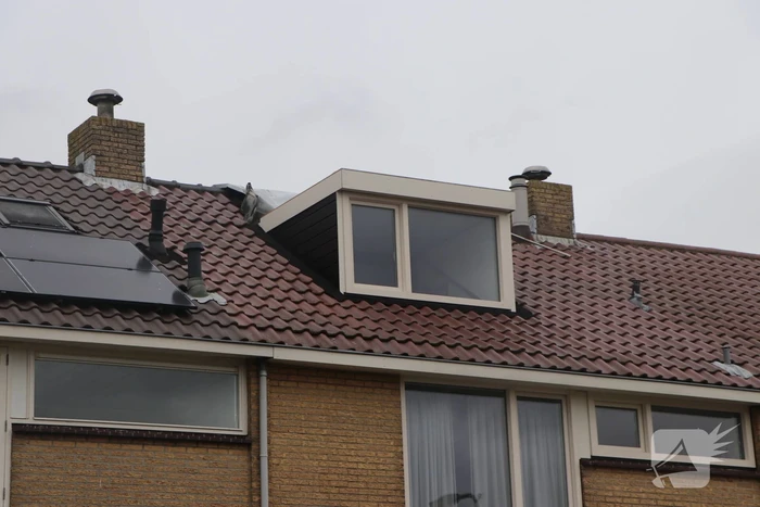 Dakbedekking van dakkapel waait los