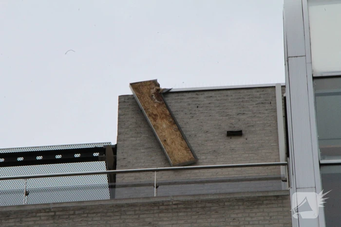 Dakbedekking flatgebouw los gewaaid
