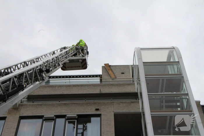 Dakbedekking flatgebouw los gewaaid