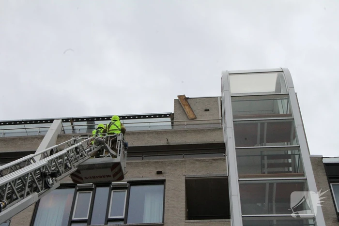 Dakbedekking flatgebouw los gewaaid