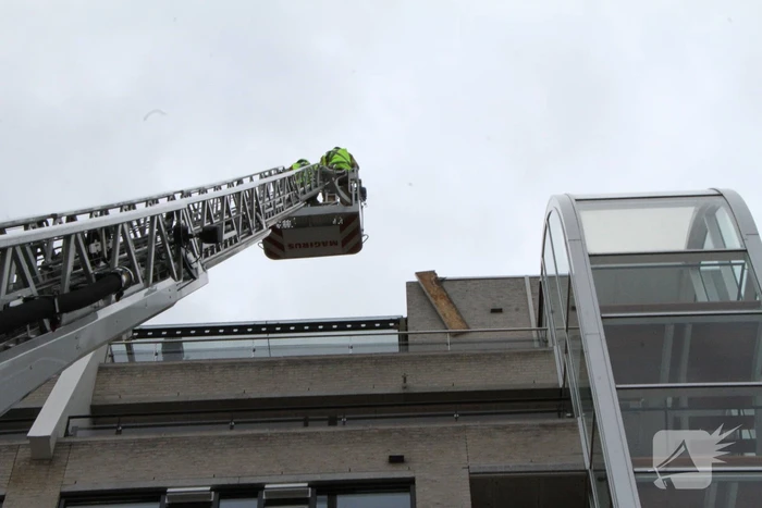 Dakbedekking flatgebouw los gewaaid