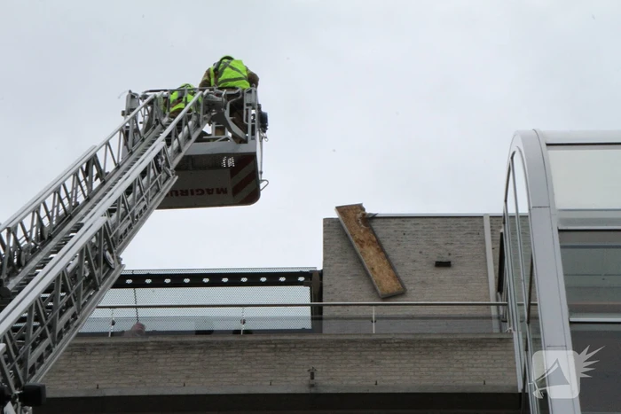 Dakbedekking flatgebouw los gewaaid