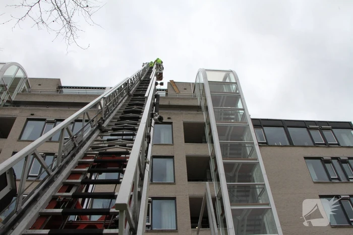 Dakbedekking flatgebouw los gewaaid