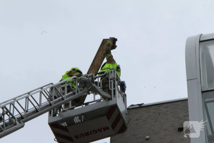 Dakbedekking flatgebouw los gewaaid