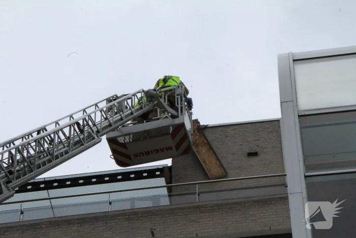 Dakbedekking flatgebouw los gewaaid