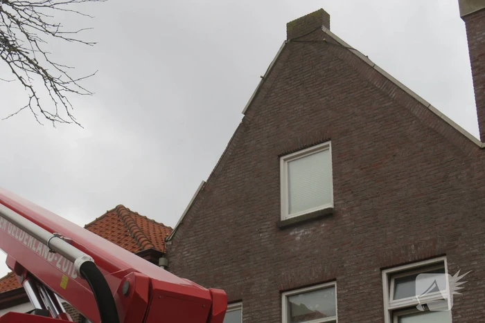 Dakbeschot waait van woning