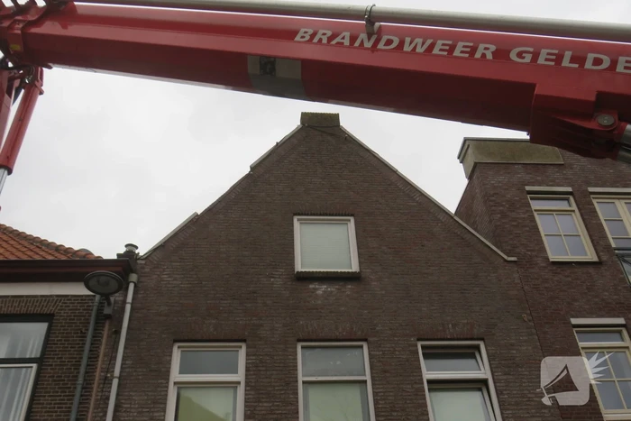 Dakbeschot waait van woning