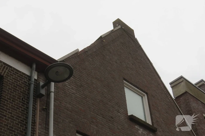 Dakbeschot waait van woning