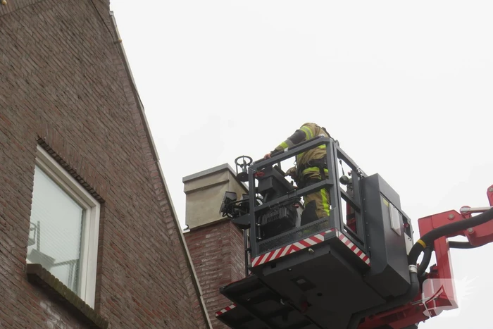 Dakbeschot waait van woning