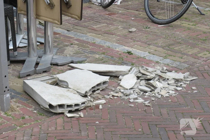 Dakbeschot waait van woning