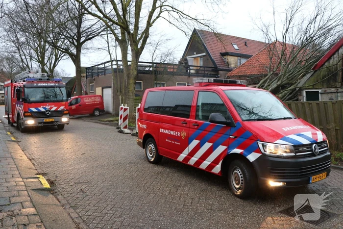 Grote boom valt op woningen en schuur