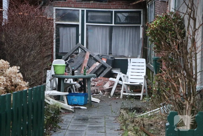 Grote boom valt op woningen en schuur