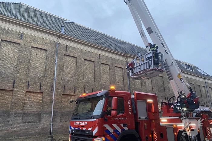 Gevaarlijk hangend dak lood verwijderd