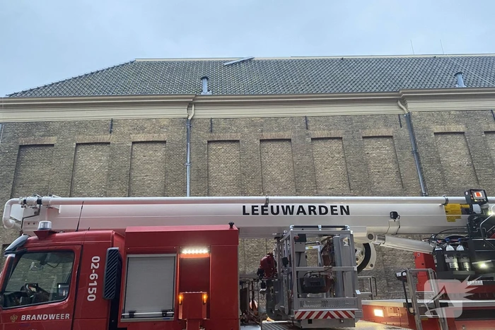Gevaarlijk hangend dak lood verwijderd