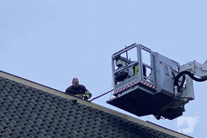 Gevaarlijk hangend dak lood verwijderd
