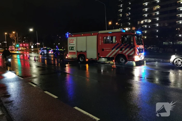 Auto botst tegen lantaarnpaal