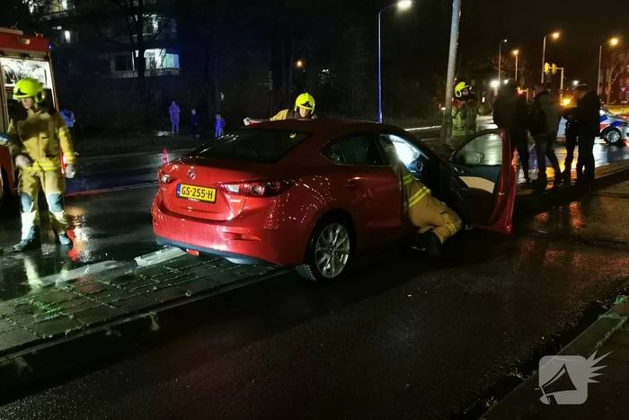 Auto botst tegen lantaarnpaal