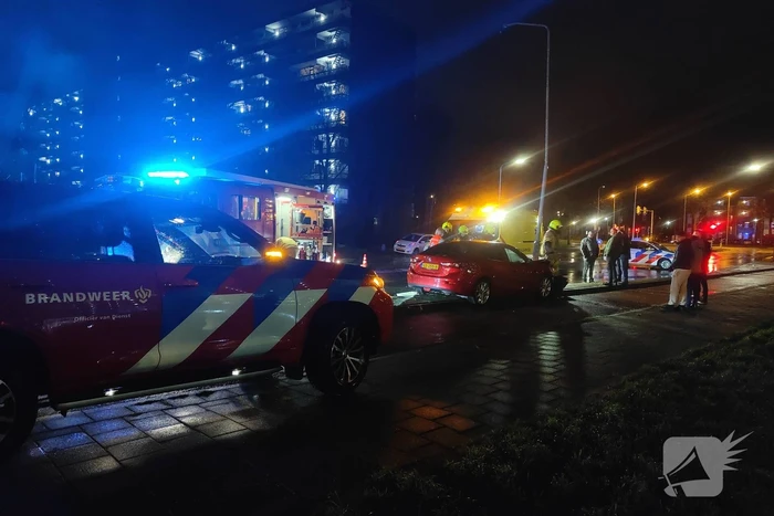 Auto botst tegen lantaarnpaal