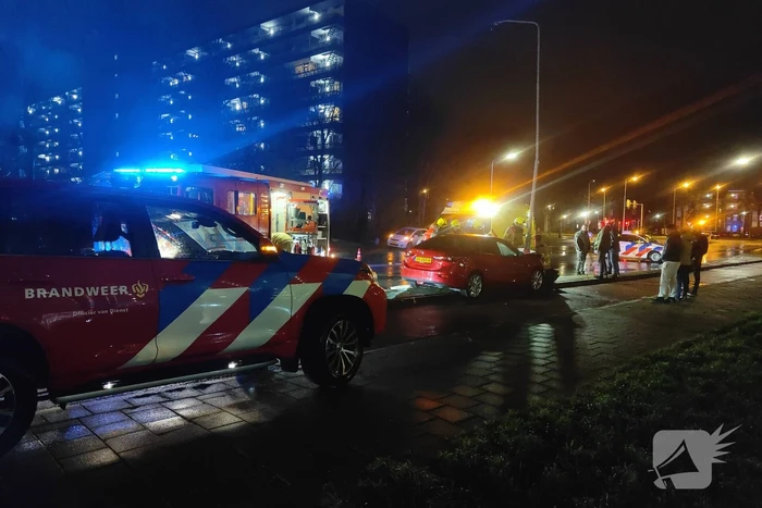 Auto botst tegen lantaarnpaal