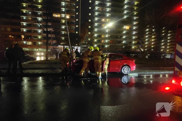 Auto botst tegen lantaarnpaal