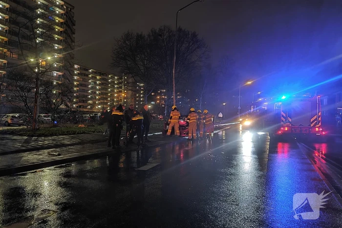 Auto botst tegen lantaarnpaal
