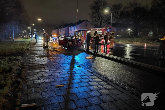 Auto botst tegen lantaarnpaal