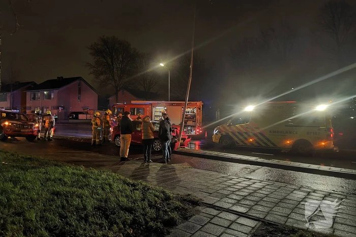 Auto botst tegen lantaarnpaal