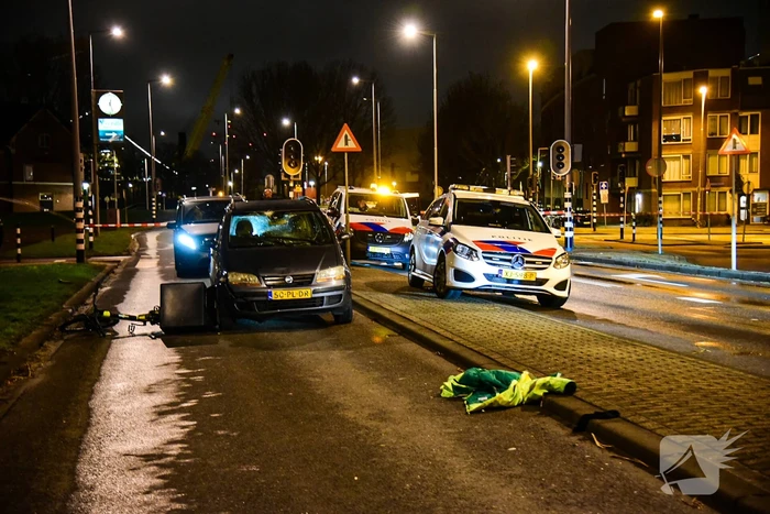Maaltijdbezorger met fiets aangereden