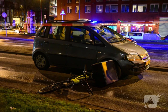 Maaltijdbezorger met fiets aangereden