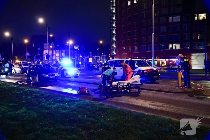 Maaltijdbezorger met fiets aangereden