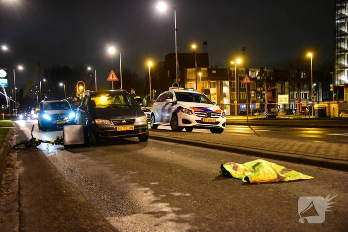 Maaltijdbezorger met fiets aangereden